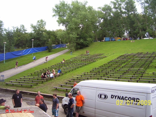 046      zvuka i se rad  p ed pr zdn m amf kem    